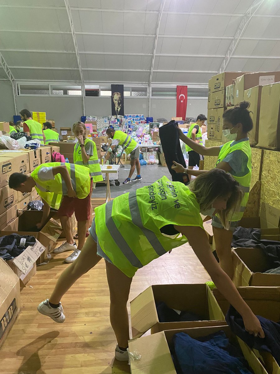 haluklevent's tweet photo. Burası da Marmarris.
Ahbaplar sahada yangın söndürmek için çalışan ekiplere gönderilen yanmaz kıyafetleri ayırarak tasnifliyorlar.
Geri destek önemlidir.
Canım Ahbaplarım💚 https://t.co/TFVa8lstod