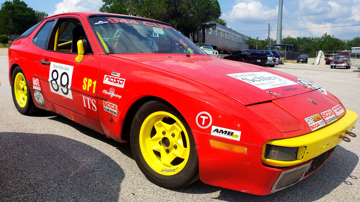 torqqe's tweet photo. Getting a few things ironed out before this 1984 Porsche 944 goes back to the track! #hcrpca #atx #porsche https://t.co/JXyoMg92PY