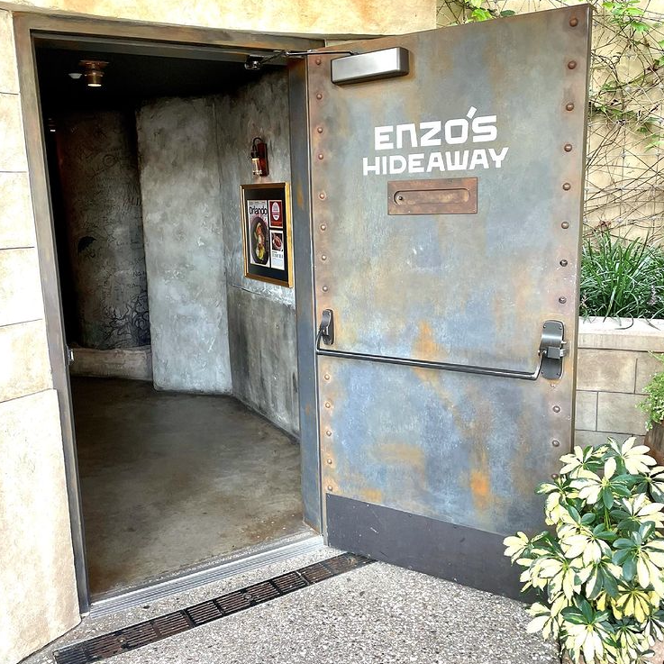 enzoshideaway's tweet photo. Discovering our hidden hideaway is all part of our charm! Follow the signs to our tunnel entrance and once inside, enjoy delicious food, cocktails and a relaxed speakeasy vibe that’ll make you want to stay all night. 📸: https://t.co/NSHJY3gBEL https://t.co/3Hqx9HO44l