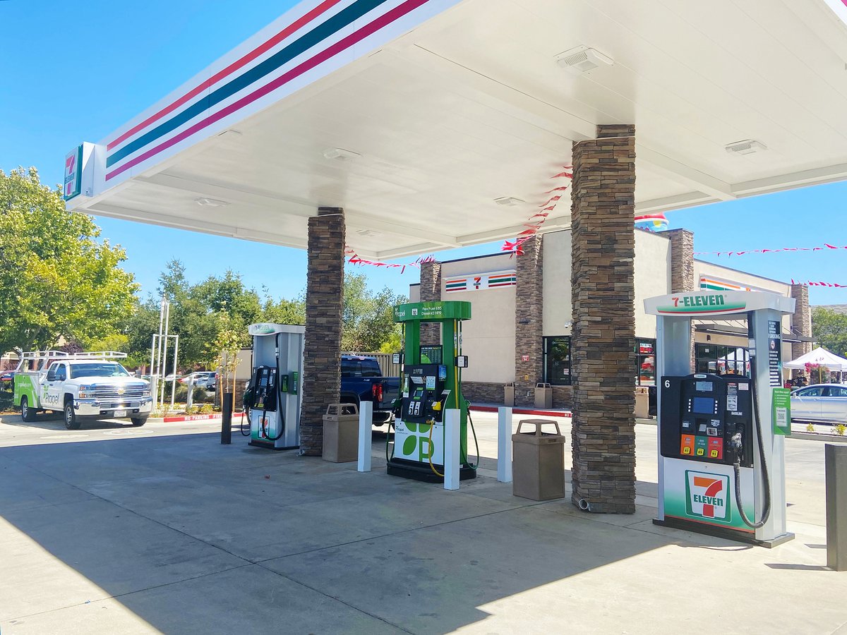 PropelFuels's tweet photo. Propel Roseville (​​999 Sunrise Ave) is pumping out Flex Fuel E85 and Diesel HPR again! Stop by and pick up a hot dog during this grand opening event today. #RenewableDiesel #LowCarbonFuels #E85 #FlexFuel #PropelTruck https://t.co/HO5869GSHZ