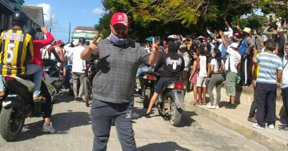 ColinAdmirer's tweet photo. Amid a terrible situation with the COVID 19 pandemic, thousands took to the streets of the capital Havana and other 40 cities on July 11 to vent anger over widespread shortages of food, medicine and other basic goods, frequent power outages and a lack of civil liberties. #SOSCuba https://t.co/BMqNrXHGQG