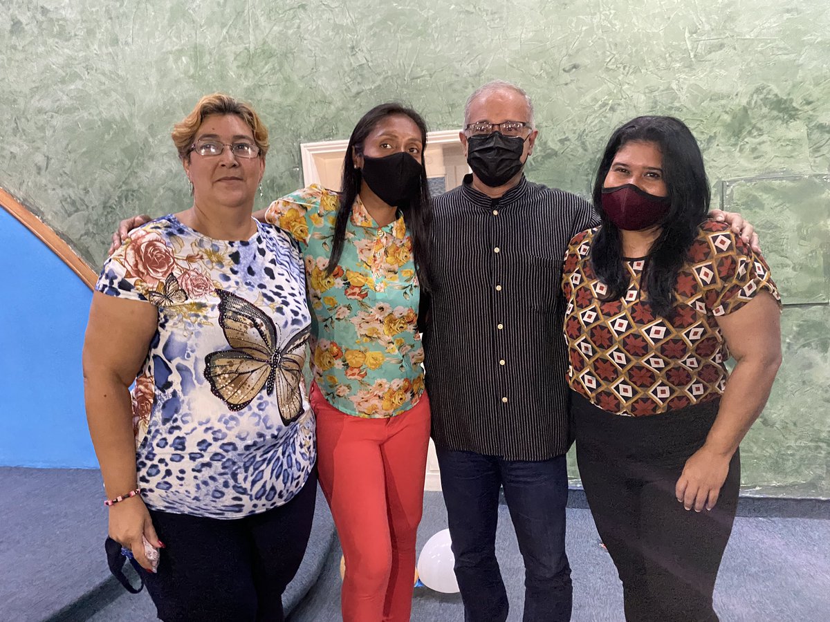 luiscarPSUV's tweet photo. #BolivarSoberano un Acto serio de Graduación de los Bachilleres de UEN Carmen Cabriles se llena de Emoción, de Alegría y Compromiso por la Superación de la Trabas qué hay en la Sociedad, falta de Ingenieros, falta de Abogados, Médicos, Odontólogos  #GuarenasAñoCuatricentenario https://t.co/GtTiuqdhFE