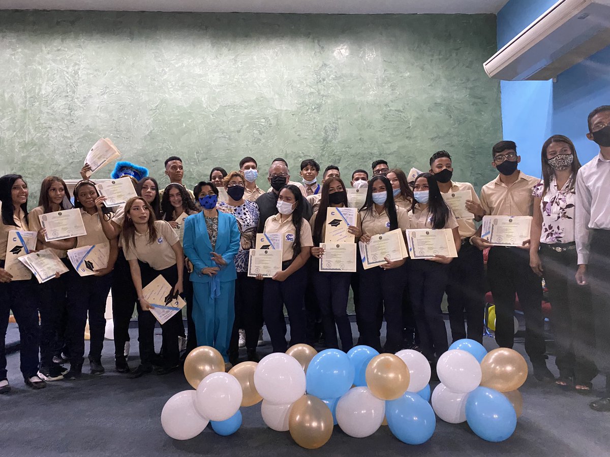 luiscarPSUV's tweet photo. #BolivarSoberano un Acto serio de Graduación de los Bachilleres de UEN Carmen Cabriles se llena de Emoción, de Alegría y Compromiso por la Superación de la Trabas qué hay en la Sociedad, falta de Ingenieros, falta de Abogados, Médicos, Odontólogos  #GuarenasAñoCuatricentenario https://t.co/GtTiuqdhFE