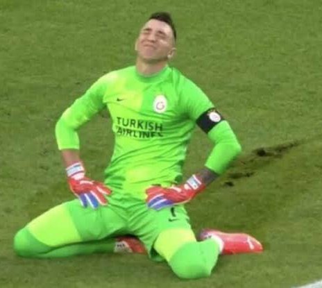 Muslera'nın eski performansına sözümüz yok ama böyle devam ederse aldığı para da konuşulmaya başlar umarım kendisini bir an önce toparlar takımın en çok kazanan kalecisi.
#bugüngünlerdengalatasaray #galatasaray #GSvSJFC #uel #muslera #boey #babel #aanholt #aytaç #mostafa #ömer