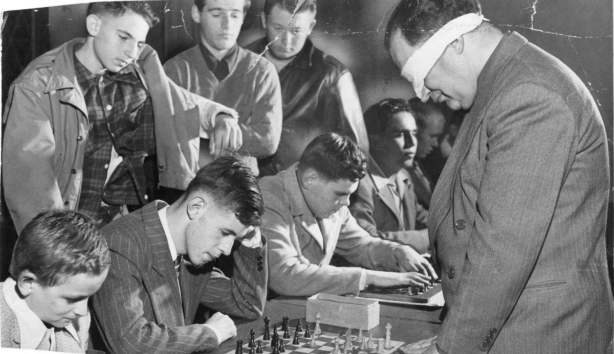 BuffaloChess's tweet image. Some chess players can play and win games without even seeing the board! Blindfold chess challenges stronger players and gives their weaker opponent an advantage, while showcasing impressive chess skills.
#chess #chesshistory #chesslesson #blindfoldchess #chessmaster #tbt