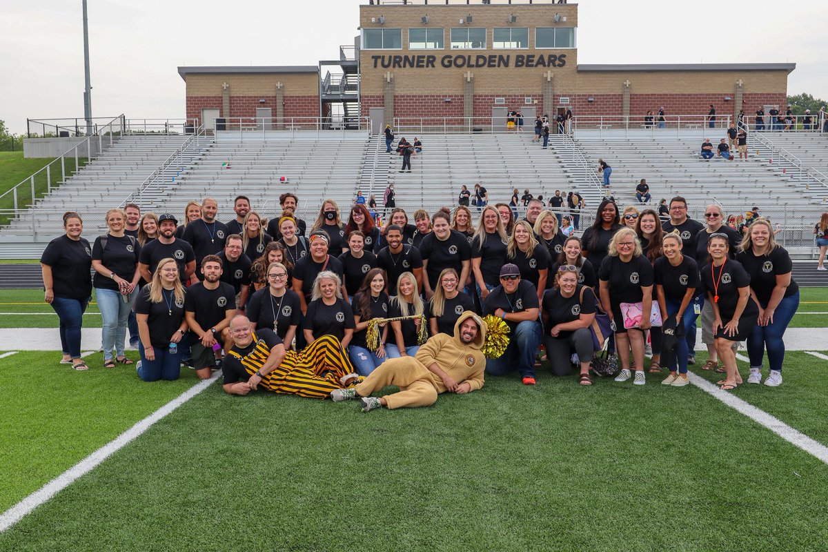 MrGrogan_TMS's tweet image. No better staff out there. #TMSComeTogether #SpiritStick @MrMartin202 @MsCoxTMS @DanFerguson13 @hansentusd @TWS_141 @TMSbearsKS