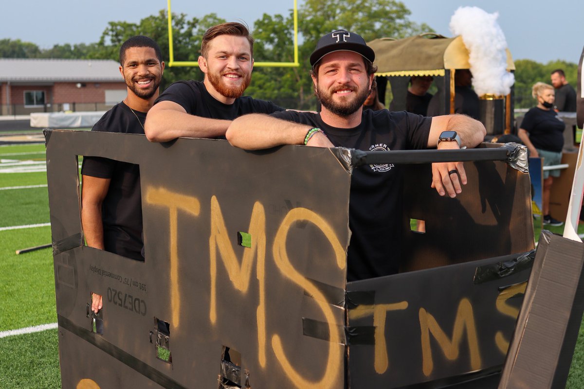 MrGrogan_TMS's tweet image. No better staff out there. #TMSComeTogether #SpiritStick @MrMartin202 @MsCoxTMS @DanFerguson13 @hansentusd @TWS_141 @TMSbearsKS