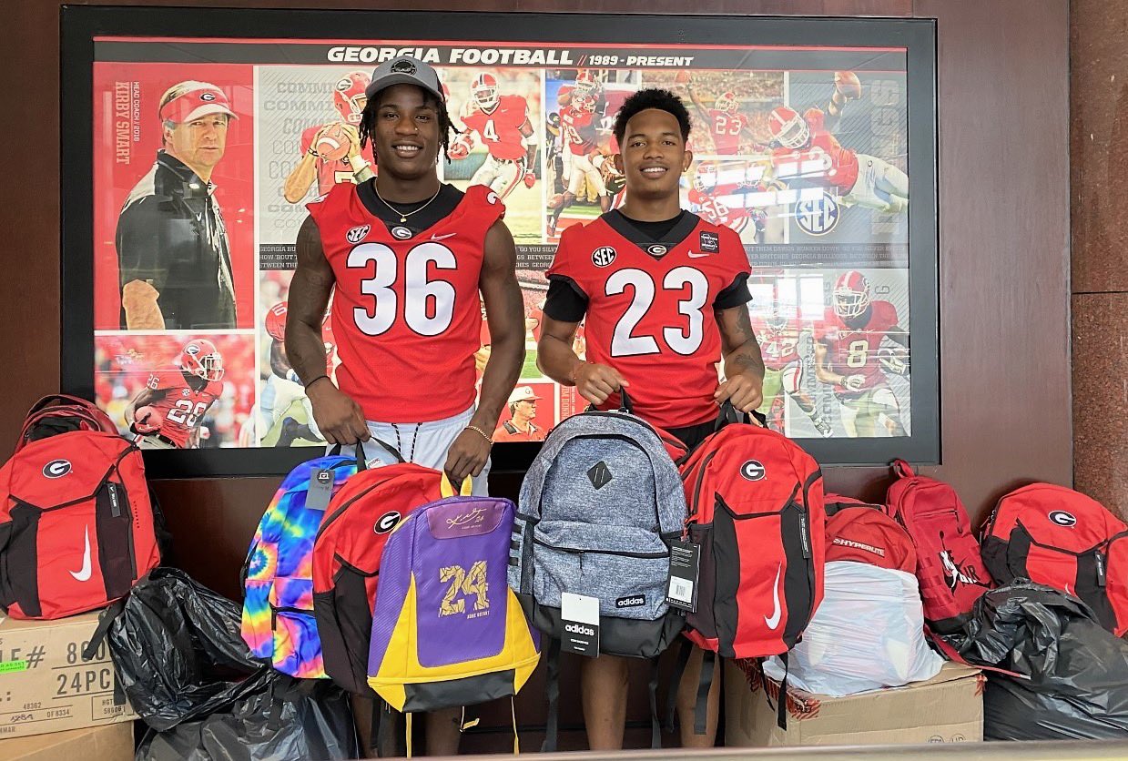 Clarke County School District on X UGA football players delivered backpacks today to CCSD that will be distributed to students. It s all part of the Dawgs for Pups Back to School Backpack Drive to