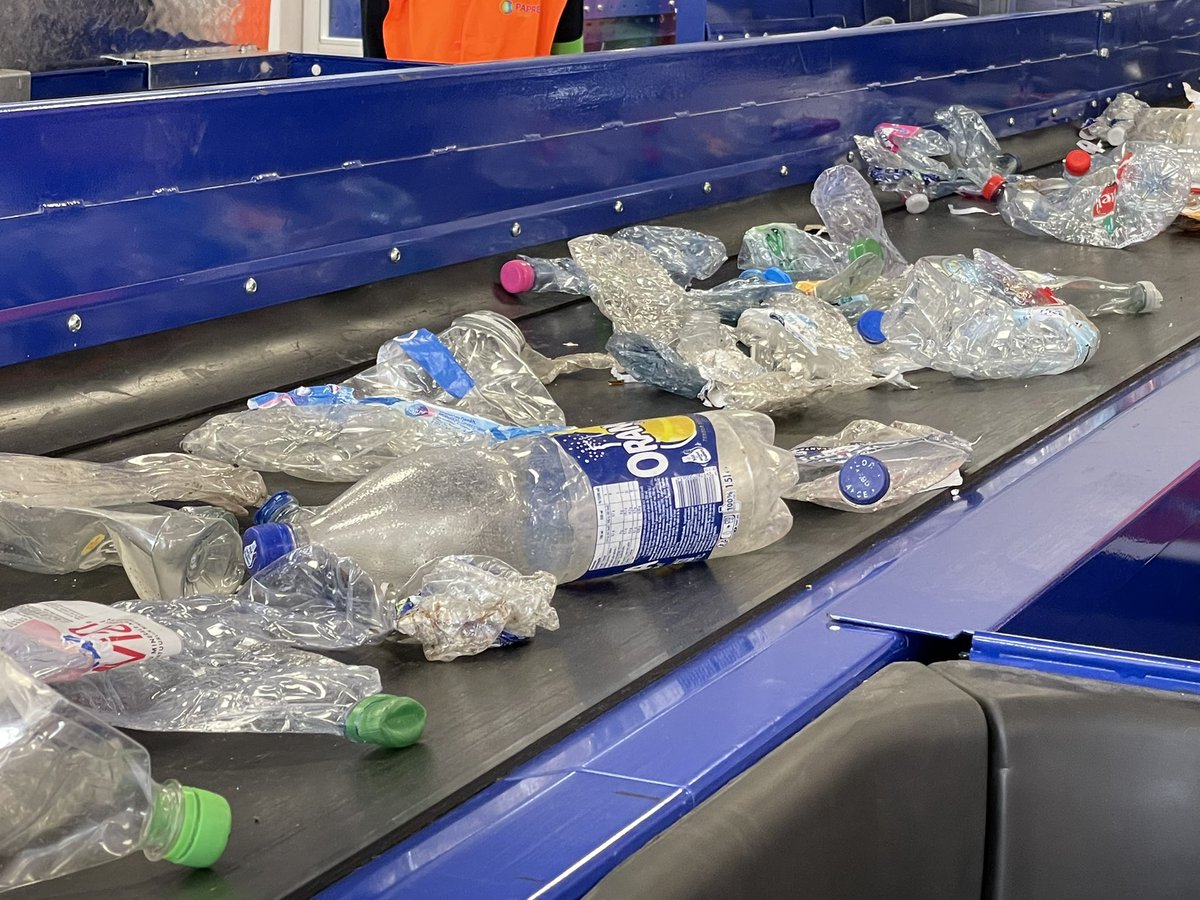 severine_gipson's tweet photo. Visite passionnante au cœur du @Setom27 qui traite chaque année plus de 220 000 T de #déchets
seront valorisés dans des filières spécifiques, le Nouveau Centre de tri des déchets recyclables est opérationnel et de dernière génération, un tri performant à grande vitesse ! https://t.co/ISuLFEXGdz