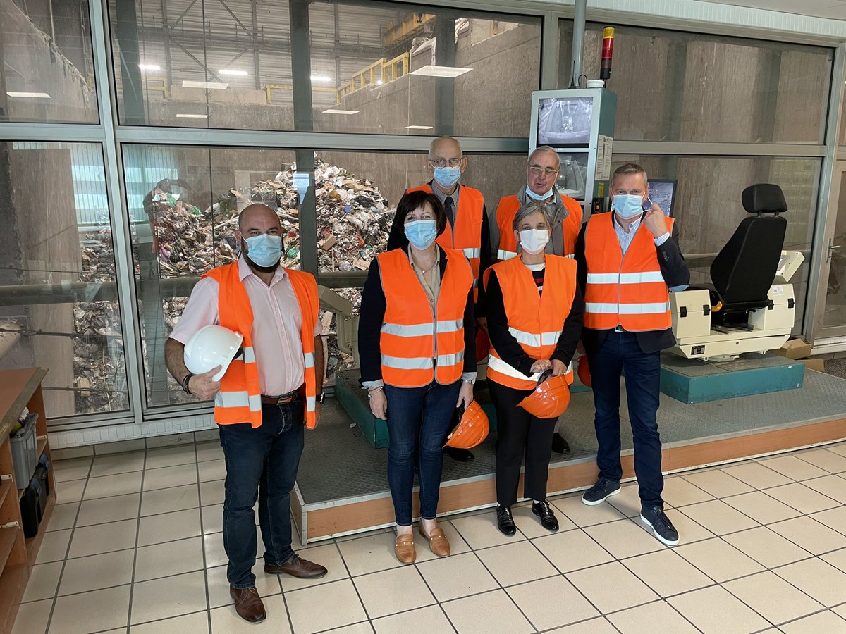 severine_gipson's tweet photo. Visite passionnante au cœur du @Setom27 qui traite chaque année plus de 220 000 T de #déchets
seront valorisés dans des filières spécifiques, le Nouveau Centre de tri des déchets recyclables est opérationnel et de dernière génération, un tri performant à grande vitesse ! https://t.co/ISuLFEXGdz