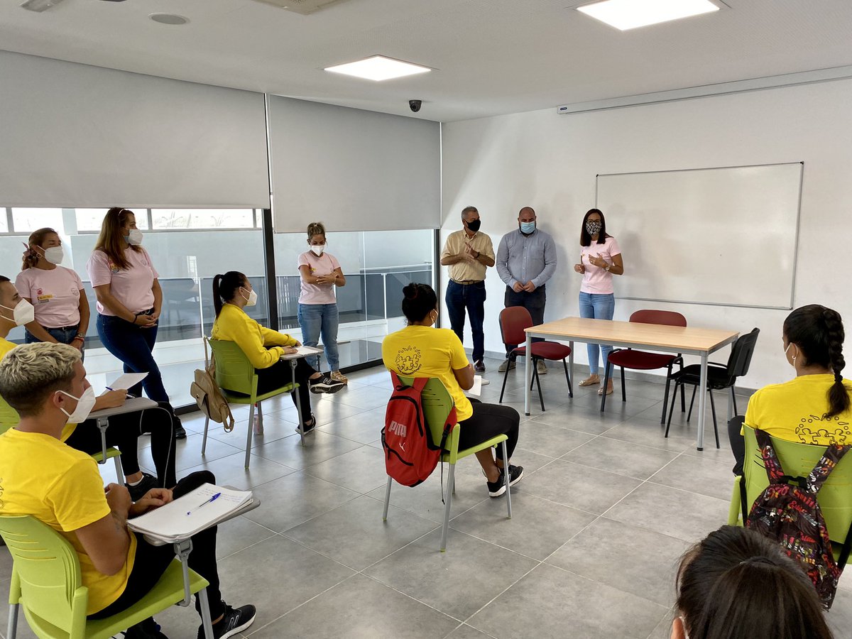 nc_puerto's tweet photo. 👋🏻 #DesarrolloLocal | El concejal @DavidPerdomoG y el jefe de sección de los #PFAEs del Servicio Canario de Empleo, Antonio Ojeda, visitaron al alumnado de los programas de empleo de Puerto del Rosario.

#Fuerteventura #PuertodelRosario #Empleo #NuevaCanarias #ImpulsandoPuerto https://t.co/xSG1Z9vqwJ