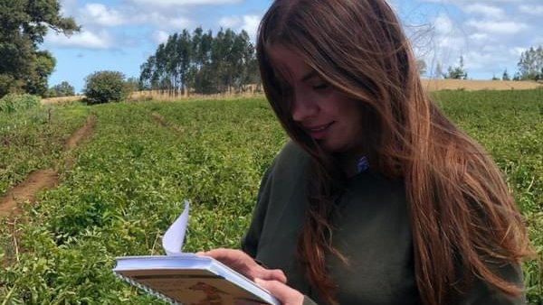 ciencia2030udec's tweet image. #CientíficasEnAcción 👩‍🔬Te invitamos a conocer a Yessenia Vega de #Bioprotegens la primera empresa de base tecnológica universitaria creada en la #UdeC                    Lee AQUÍ 👉bit.ly/3lOBHXB         
@INCUBAUDEC @OTLUDEC   @UdecAgronomia @Ciencia_UdeC