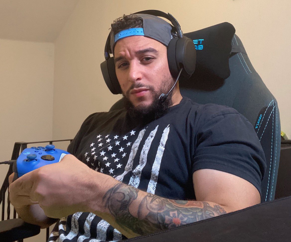 ImPureRoyalty's tweet photo. Live on https://t.co/ZjDUavnIwV playing #warzone trolling random until the squad gets on! Let’s get to 2500 followers. #SupportSmallerStreamers #SmallStreamersConnect @RTforTwitch @PromotorTwitch #twitchtv #twitchstreamer https://t.co/TTCea7e0IJ