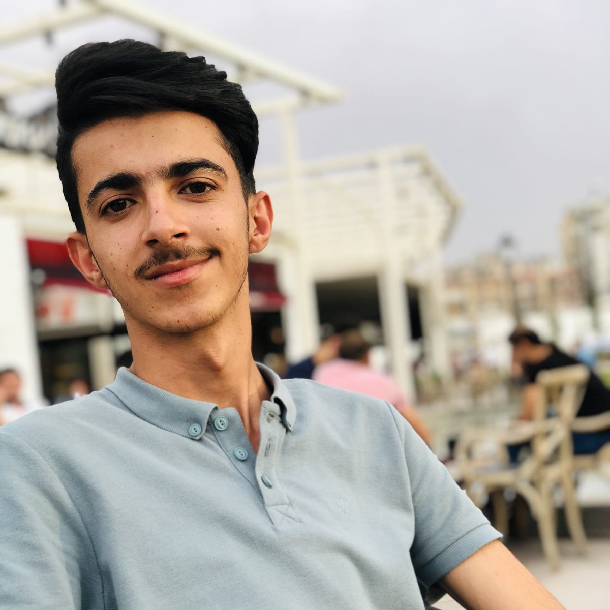 Mjaradie's tweet image. ولا تضعوا على قبري البنفسج، فهو
زهر المحبطين يذكّر الموتى
بموت الحب قبل أوانه
وضعوا على التابوت
سبع سنابل خضراء،
وبعض شقائق النعمان، إن وجدت
خليل الجرادي
10-06-2000
04-08-2021