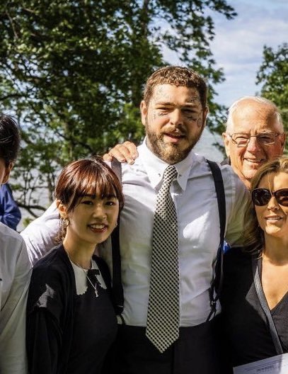 almondblondies's tweet image. HE HAS JAMIES NAME ON HIS NECKLACE THIS IS SO CUTE I LOVE THEM TOGETHER