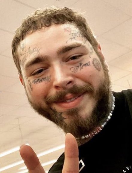 almondblondies's tweet image. HE HAS JAMIES NAME ON HIS NECKLACE THIS IS SO CUTE I LOVE THEM TOGETHER