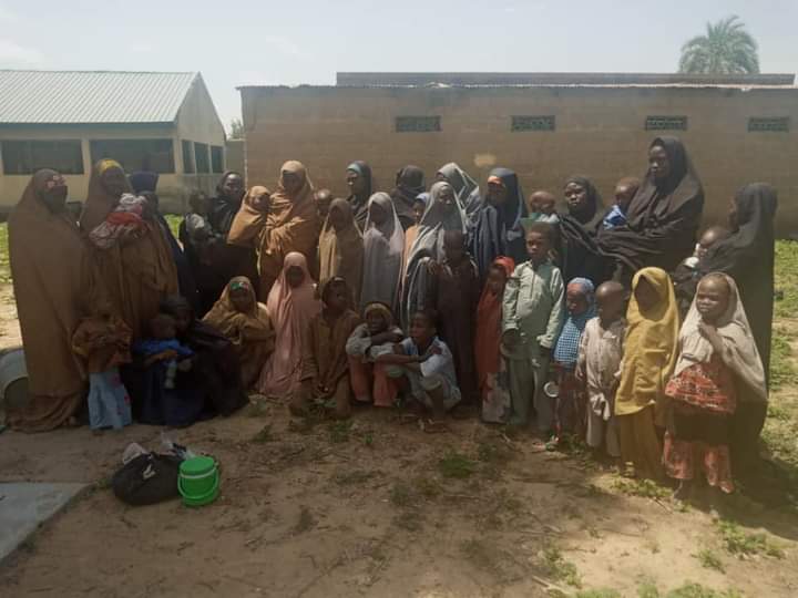 HumanityPurpose's tweet photo. #Nigeria
#Counterterrorism
56 combattants #BokoHaram se sont rendus avec leurs armes, leurs femmes et enfants ce 05/08/2021, alors que l'armée est dans une vaste opération de #contreoffensive avec des frappes aériennes guidées par le drône #WongTong2 (https://t.co/Zo7NQcqc9f) https://t.co/43Y9ABRhjc