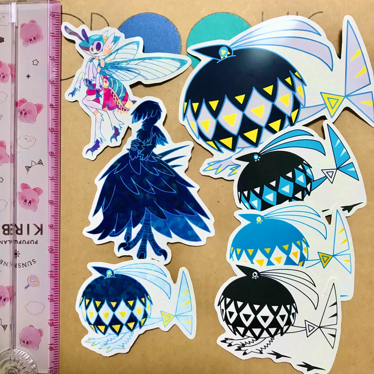 シール切り取ったらこんな感じです
輪郭が思ったより複雑で切り取るのが面倒臭かったので次からはもっと丸くします……