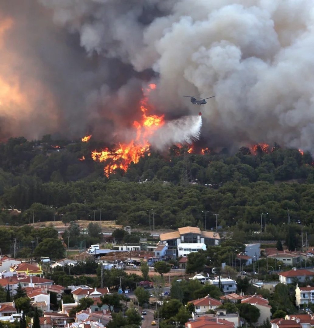 melchazathanasi's tweet photo. WHAT'S HAPPENING IN GREECE:
the worst heatwave of the last 30 years and more than 90 fires the past few days!! People are evacuating the areas, trees are burning, animals are losing their homes. #πυρκαγια #PrayForGreece https://t.co/mFJgiIabzi