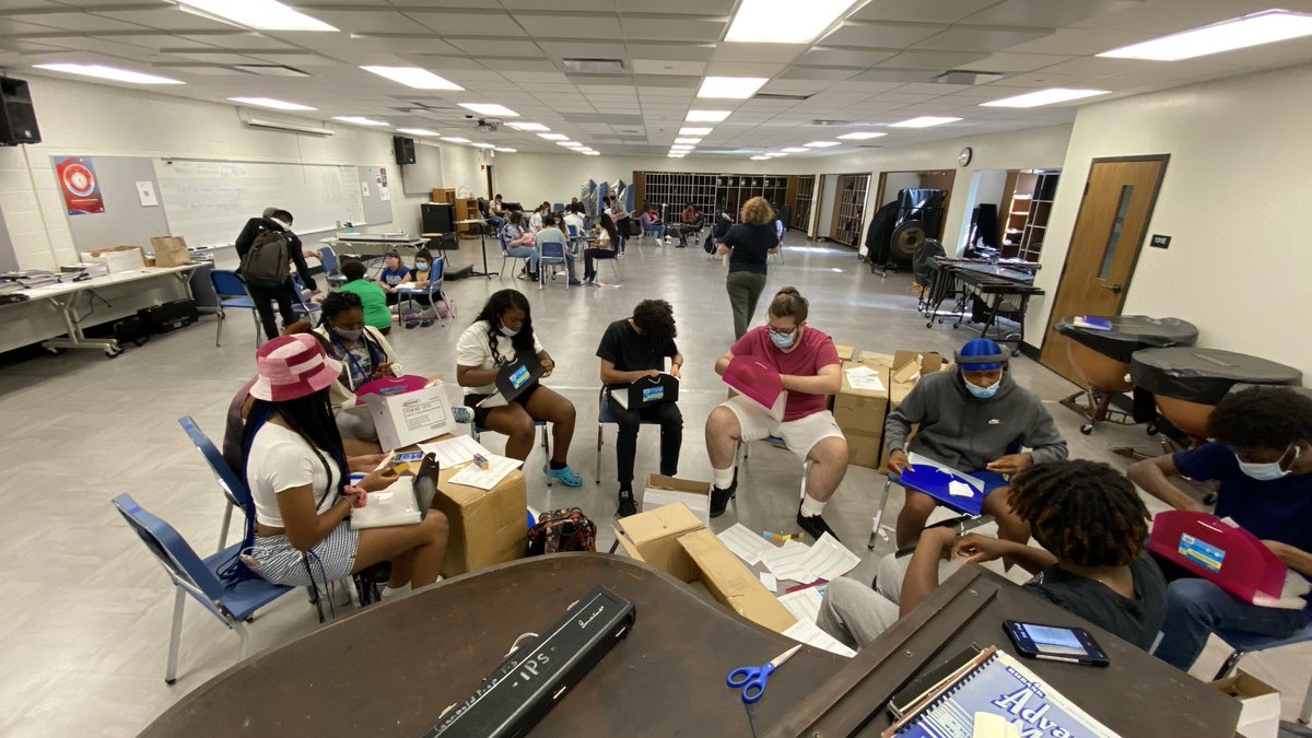 Shortridge's tweet image. More than 3,000 total hours with more than 14 community partners for today’s #shsdayofservice. A huge shout out to ⁦@ProactIndy⁩ for helping us pull it together!! #poweredbyproact ⁦@IPSSchools⁩ ⁦@ButlerLabSchool⁩