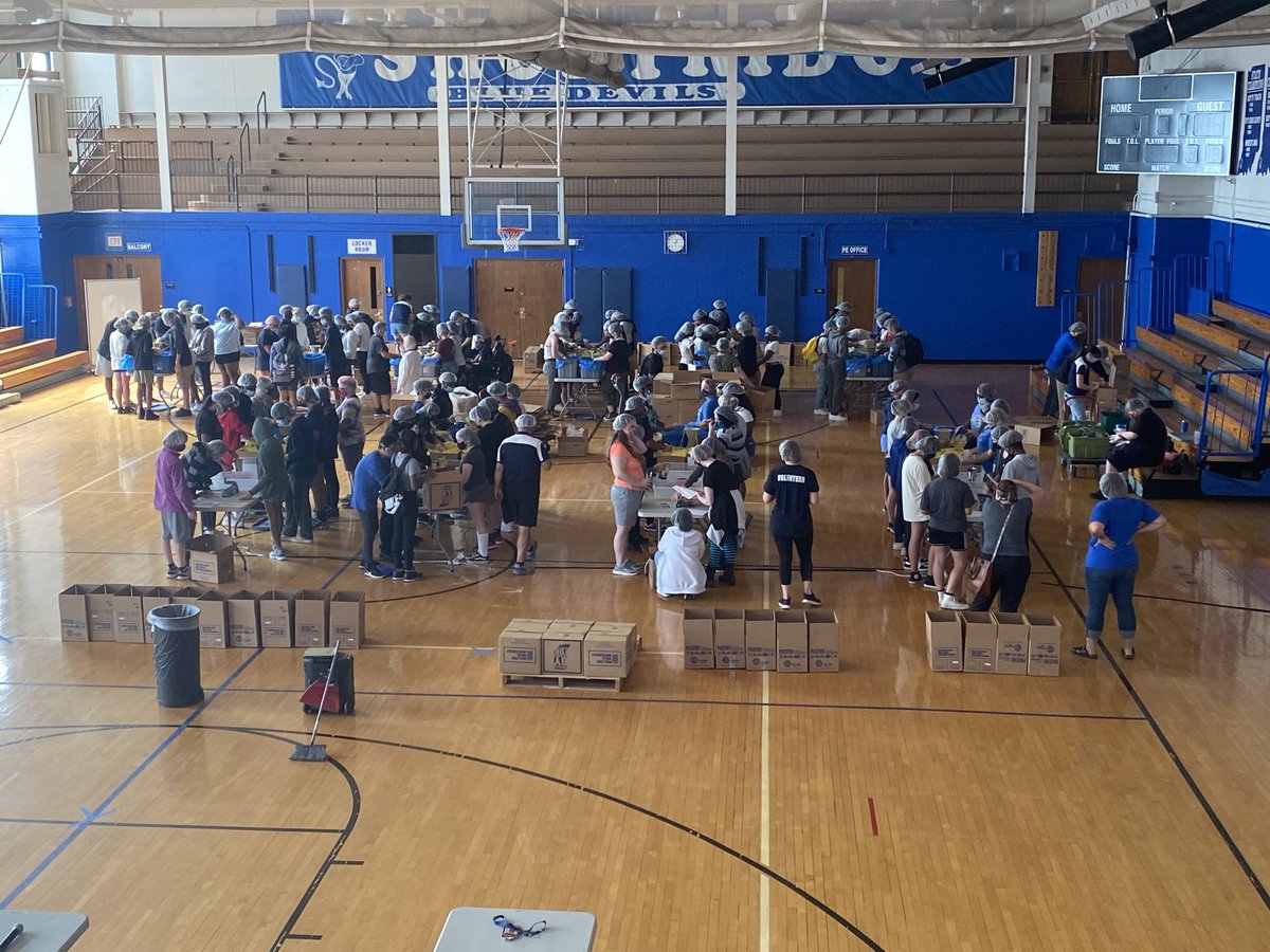 Shortridge's tweet image. More than 3,000 total hours with more than 14 community partners for today’s #shsdayofservice. A huge shout out to ⁦@ProactIndy⁩ for helping us pull it together!! #poweredbyproact ⁦@IPSSchools⁩ ⁦@ButlerLabSchool⁩