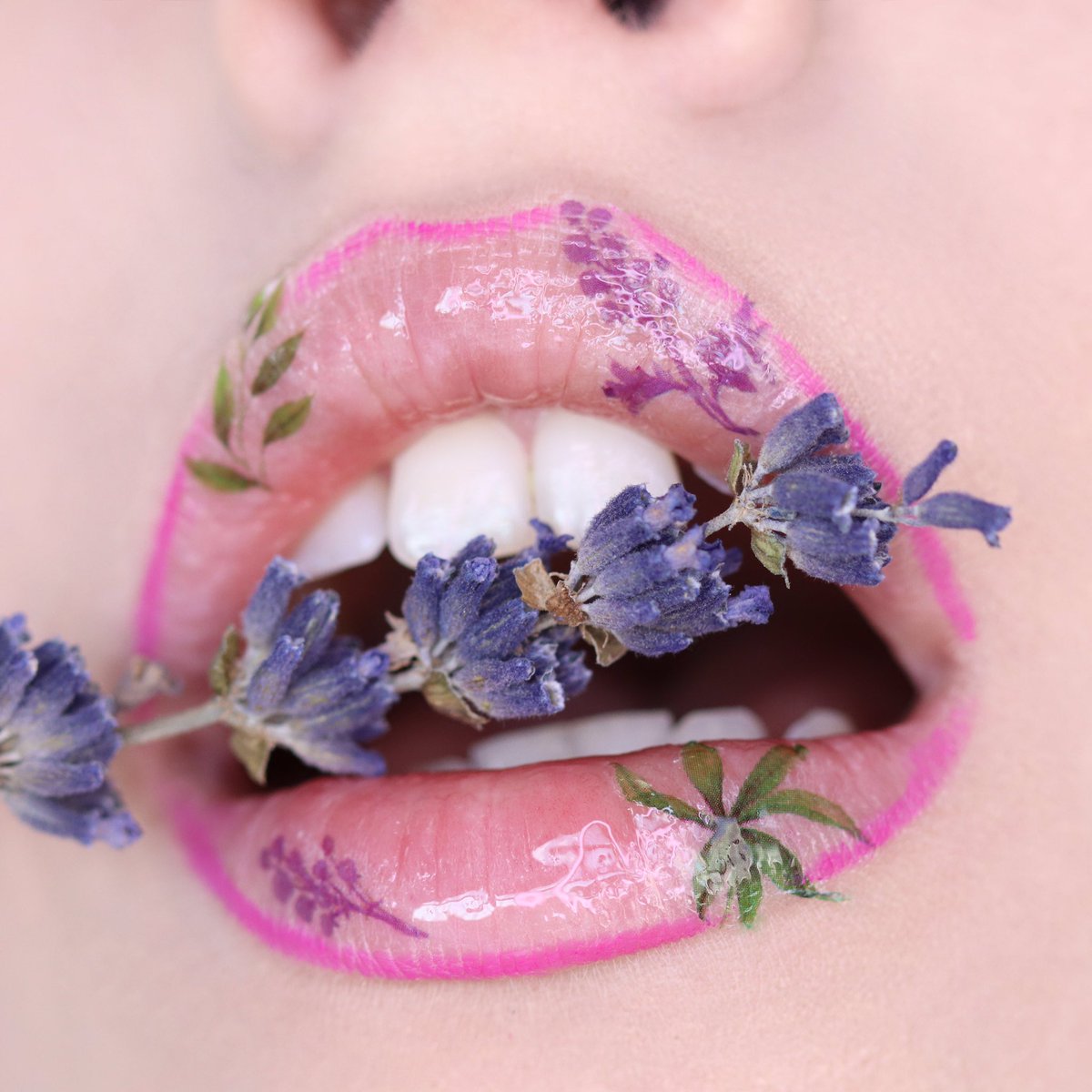 mymakeupcall's tweet photo. Flower power 🌸 #lipart #flowertattoos #makeup https://t.co/ioZnzAkoex