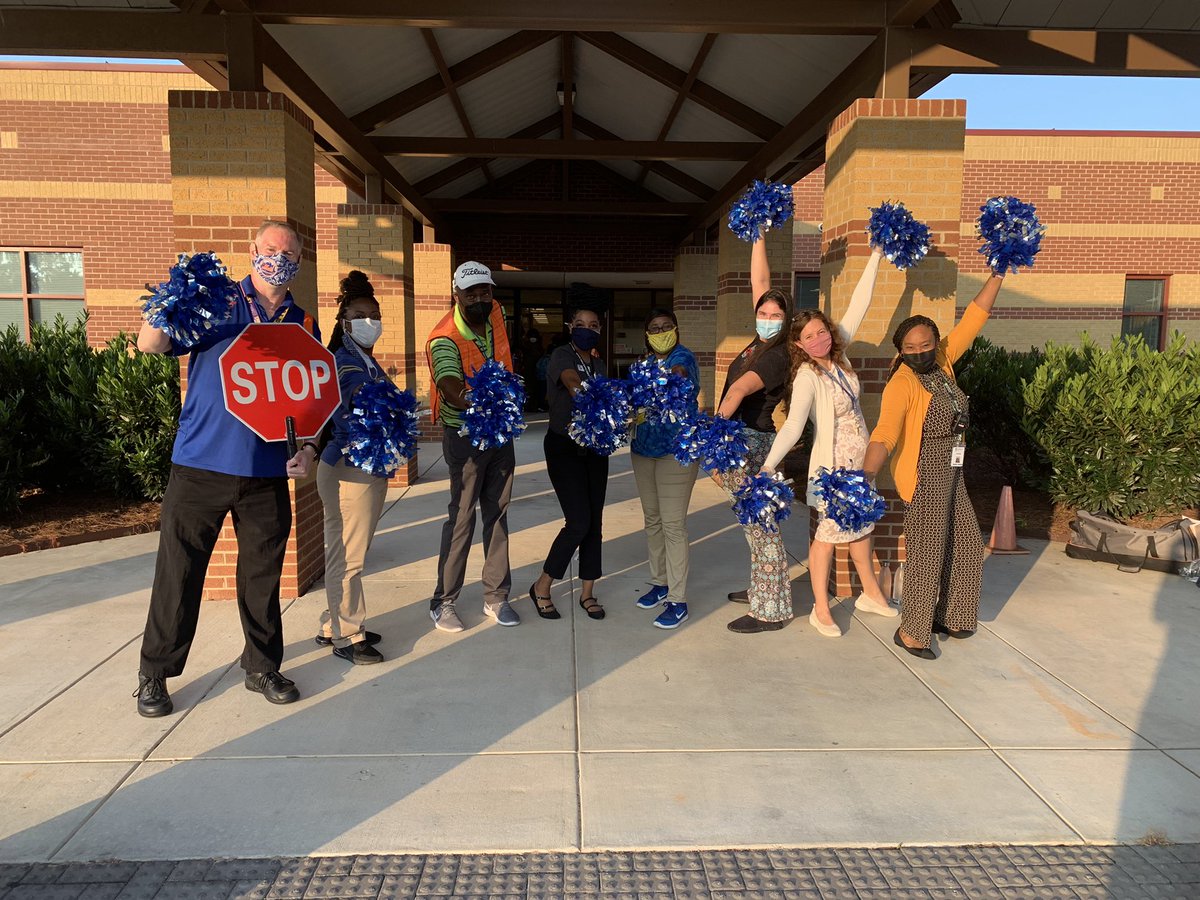 GilbertAilia's tweet photo. CJH Car Rider Team having fun cheering and welcoming students and parents on the first day of school! @PrincipalCJHES @CJHicksElem https://t.co/uKXr5z6I0M