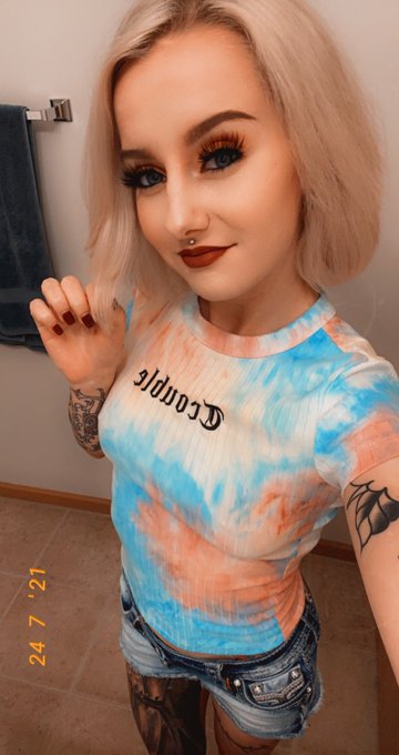 2 pic. Do me a favor and follow my twitch! NeedLactaid

I’ll finally start streaming really really soon