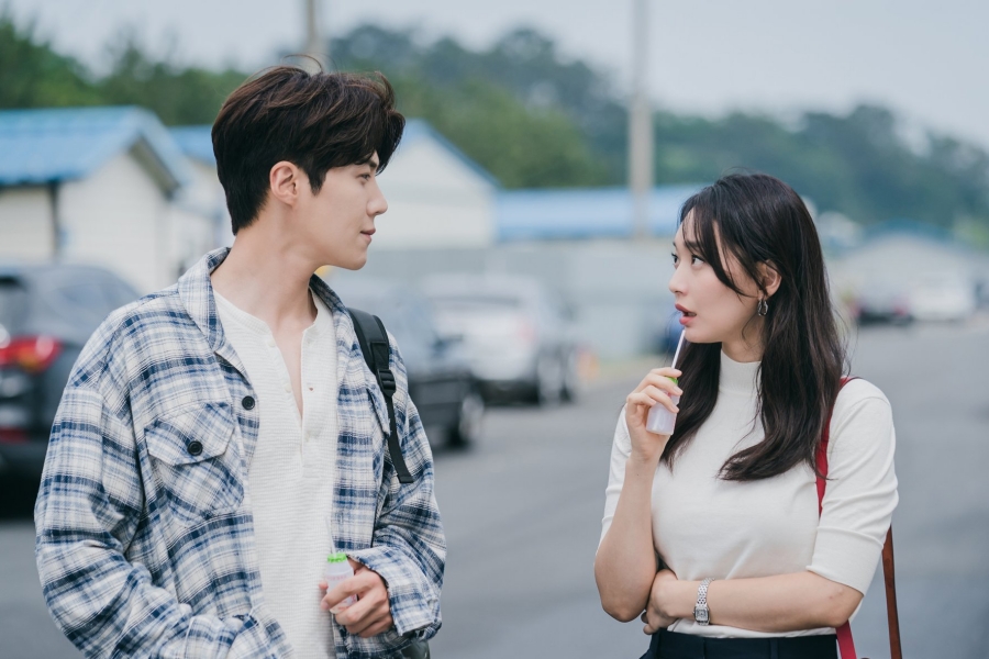 soompi's tweet photo. Sparks Fly Between #KimSeonHo And #ShinMinAh In "#HometownChaChaCha" https://t.co/IADbdme9UQ https://t.co/i52iWrTVUa