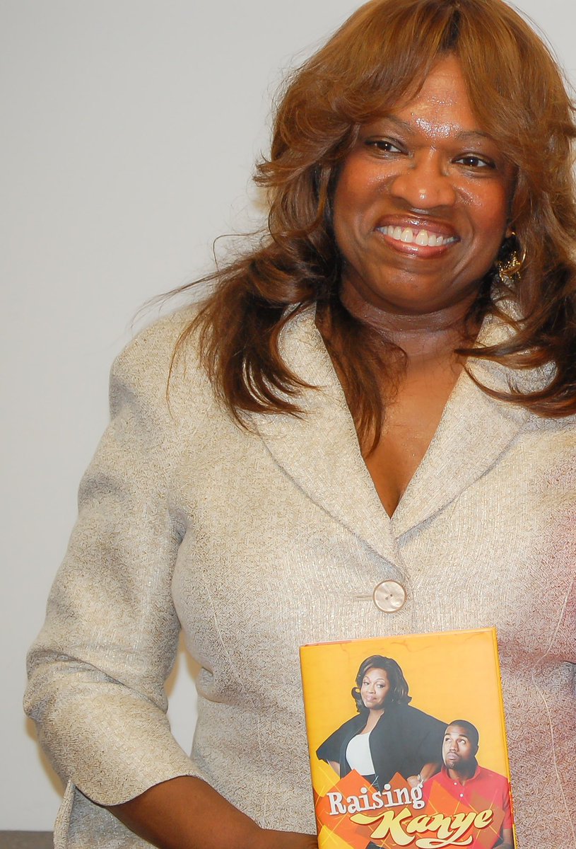 Ayasha_DBD's tweet photo. Dr. Donda West, ‘71 🤎
Congrats to my alma mater @VAUnion1865 for hosting an exclusive #Donda viewing party tonight! I had the opportunity to photograph Dr West during her “Raising Kanye” book signing at VIrginia Union University in 2007. @kanyewest #hbcu #VUU https://t.co/m4ckXwNQeF