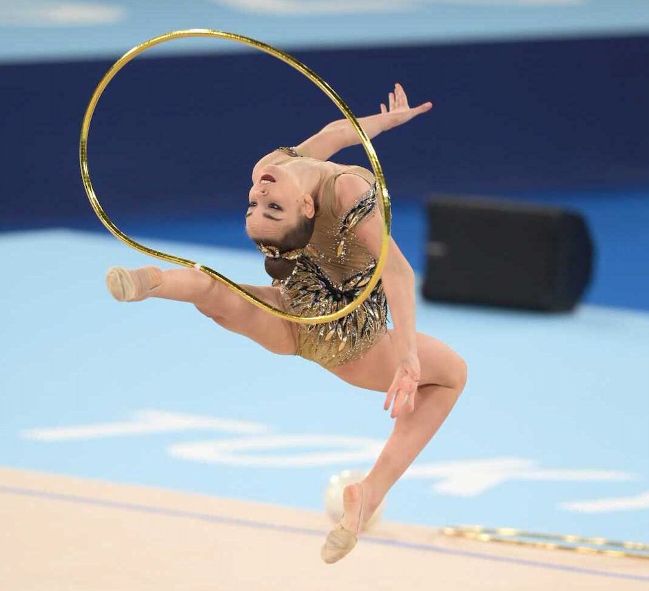 FIG on X: The stuff (Hoop) dreams are made of: Dina Averina (ROC) soars  into the lead with 27.625 during Rotation 1️⃣ of 4️⃣ of #RhythmicGymnastics  qualification here at #Tokyo2020! #Olympics  /