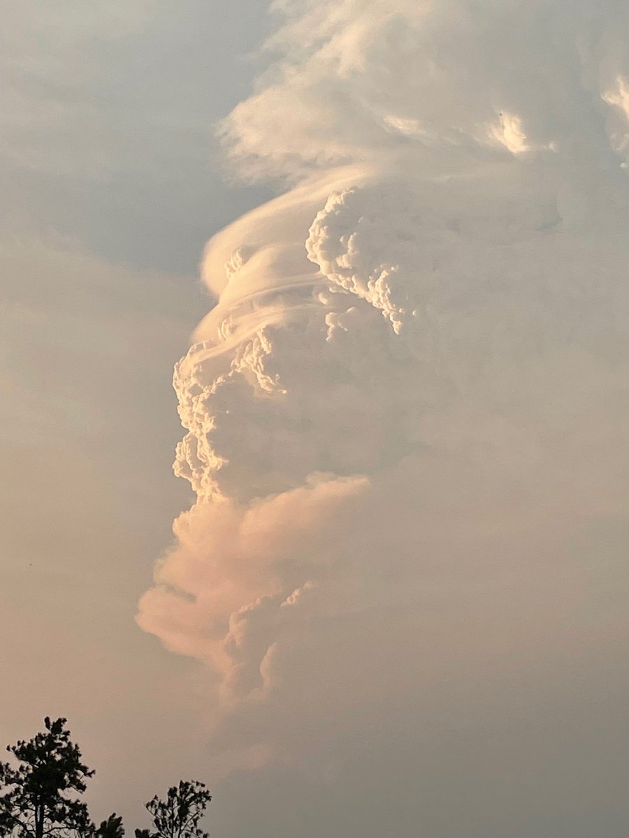 desi_milpacher's tweet image. Taken from Lake Country (Okanagan Centre ) at 7.30 pm #WhiteRockLakeFire