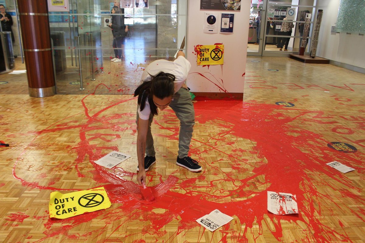 Extinction Rebellion Australia (@xrebellionaus) on Twitter photo 🚨 BREAKING 🚨
Rebels are occupying the foyer of the Dep. of Agriculture, Water and the Environment.
They've thrown paint on the floors, spray painted walls and superglued themselves to the reception desk.
Their demand is for <a href="/sussanley/">Sussan Ley</a> to drop the 'Duty of Care' appeal.
🧵⬇️ 🚨 BREAKING 🚨
Rebels are occupying the foyer of the Dep. of Agriculture, Water and the Environment.
They've thrown paint on the floors, spray painted walls and superglued themselves to the reception desk.
Their demand is for <a href="/sussanley/">Sussan Ley</a> to drop the 'Duty of Care' appeal.
🧵⬇️