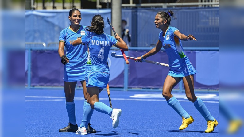 News9Tweets's tweet photo. #TargetTokyo #India women's #Hhockey team finishes fourth, loses 3-4 to #GreatBritain in #Bronze Medal match. This is Indian Eves' best finish at the #Olympics. Three successive Olympic medals for GBR: 2012 (Bronze), 2016 (Gold) and 2020 (Bronze)
#IndianHockey #RaniRampal https://t.co/bUEo2p15VO