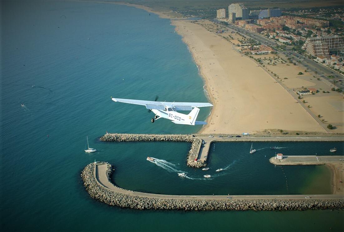 Un passeig panoràmic és l'experiència perfecta per a persones de totes les edats i famílies, podreu volar fins a 3 persones juntes 👪. Relaxeu-vos i gaudiu plegats de l'aventura de sobrevolar els increïbles paisatges de la Costa Brava🌊🌴.
+ info: airempuriabrava.com