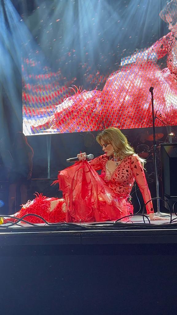 Aquí les comparto  una foto de <a href="/LuciaMendezOf/">Lucía Méndez</a>  en san antonio texas que tal <a href="/luciamendezfans/">Lucia Mendez</a> <a href="/luciamendezfans/">Lucia Mendez</a>