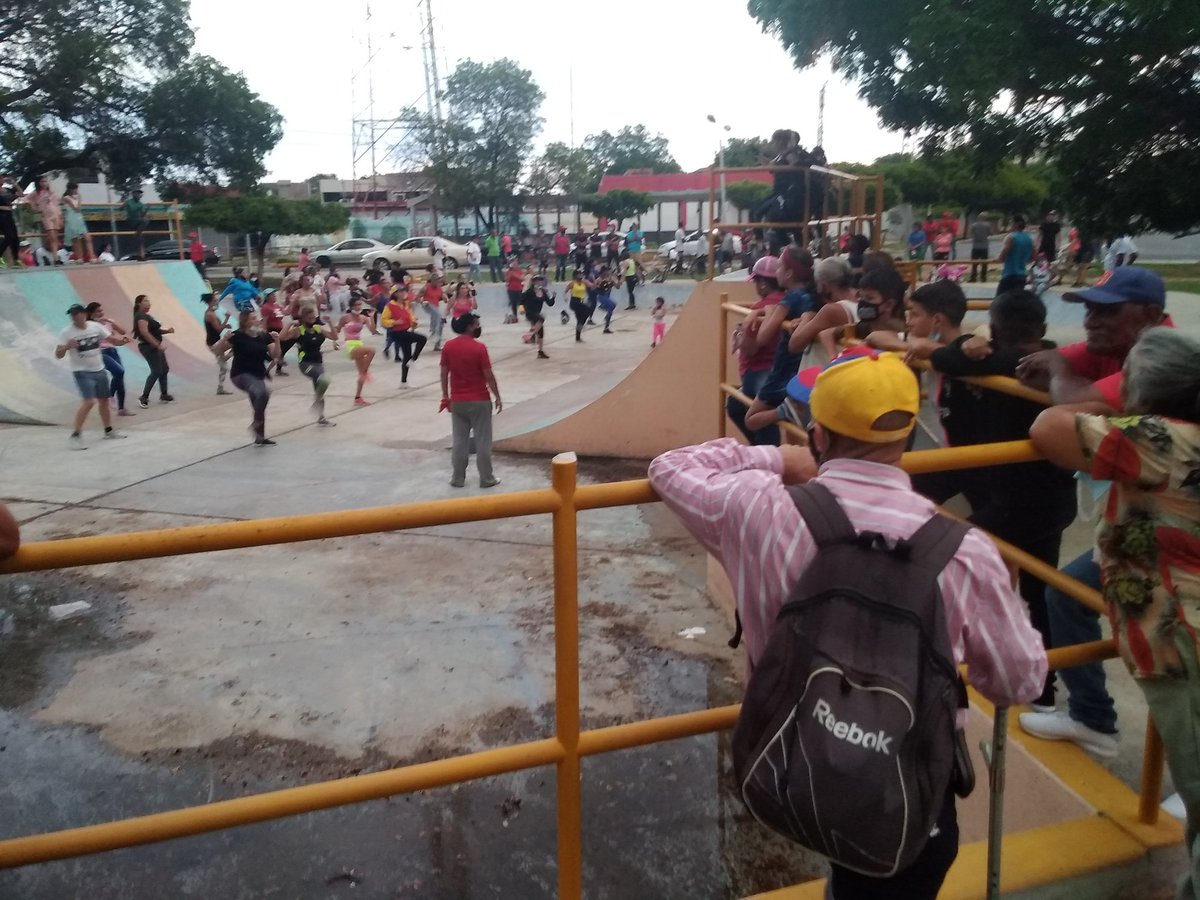 PsuvGutierrez's tweet photo. Hoy cerramos nuestra campaña electoral al lado del pueblo Lagunillense, y lo hacemos con una Bailoterapia en la plaza Alonso de Ojeda.
Rumbo a las elecciones primarias del PSUV este próximo domingo 8 de Agosto. 

@dcabellor
@PartidoPSUV
@NicolasMaduro
@VTVcanal8
@LuisEsZulia https://t.co/fcfmfMwPED