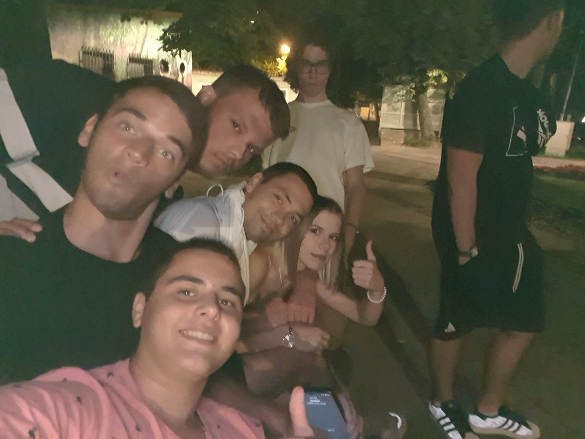 aca2101's tweet photo. Jedna fotografija sa prijateljima posle svirke i zurke kuliramo na klupici u parku iznad maksine trafike kod cesme
#zez https://t.co/vUq3FZ4gCl