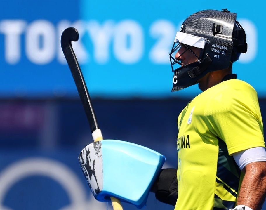 HockeyDelivery's tweet photo. ¡Chau arquerazo! ¡Gracias por tantooo! Aplausos para @juanmavivaldi , un León de Oro, de los mejores arqueros del mundo, trabajador incansable 👏🏻👏🏻👏🏻👏🏻👏🏻 https://t.co/36JoKQiL0E