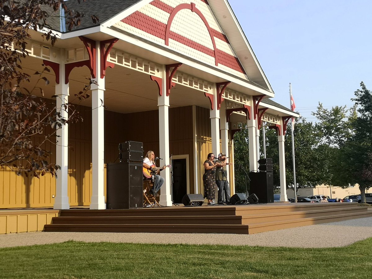 This is a great event every Thursday night at Talbot Trail Park Blenheim. Super friendly.. 😀 The Blenheim Rotary Club does an incredible job on this park. Live Band - Thursdays 7pm. Bring a lawn chair. Free. #LiveMusicIsBack #BlenheimON
