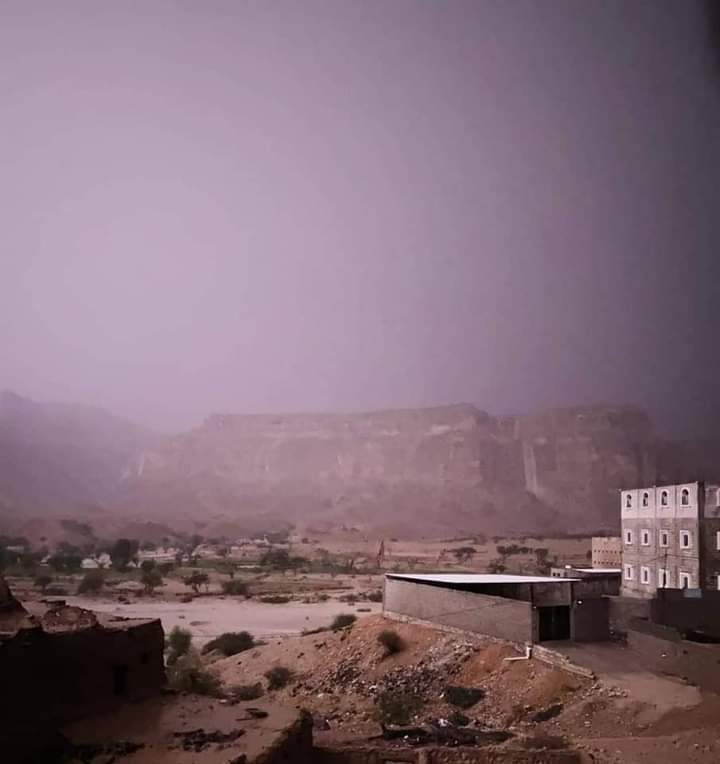 الله يلطف من قوة البرق والامطار قلب الليل نهار.
