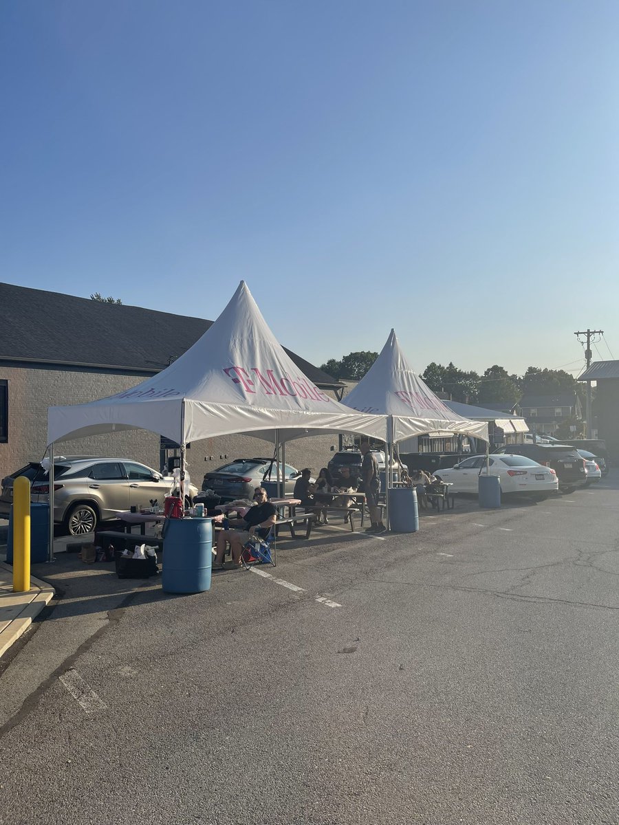 Beautiful evening at Zelienople Sidewalk nights. We are ready and the crowds are arriving #STRMarketing #TMobileGoesLocal @DianeOddo @IreneKieweg @jasonjonesmi @Leenasays @MagentaAshley1 @CleveJaye