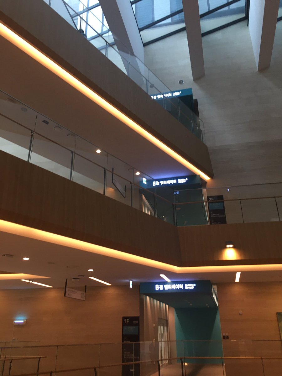 itachismanners's tweet photo. OMG GUYS I’M FREAKING OUT I’M IN THE HOSPITAL THEY USED TO FILM HOSPITAL PLAYLIST I’M IN YULJE HOSPITAL 

#HospitalPlaylist2 https://t.co/Pjzr4q0s3O