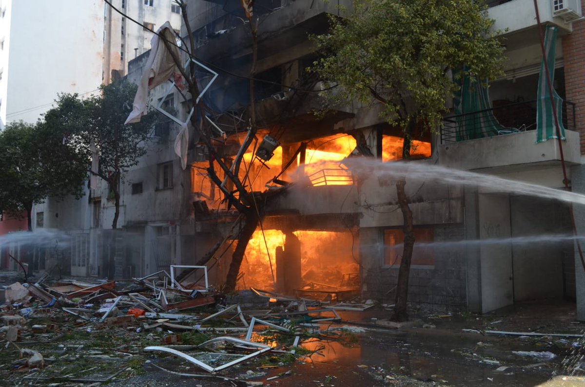 AGianangelo's tweet photo. Para los que no lo recuerdan, el 6 de agosto de 2013 explotó un edificio en Rosario. Más precisamente en Salta 2141. Mataron a 22 personas, hubo 11 imputados, queda una familia querellante y no hay NADIE preso. Ayudame a difundirlo con un RT. Abro hilo explicando lo sucedido. (+) https://t.co/myvaa3muzT