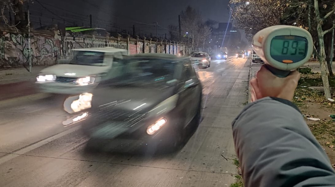 En sector de Av. Blanco, ayer falleció Luis Corvalan, mientras se desplazaba en su bicicleta. Estuvimos esta tarde midiendo velocidades. La irresponsabilidad al volante y velocidad son el gran factor de siniestros viales y la completa falta de fiscalización es cómplice de ello.