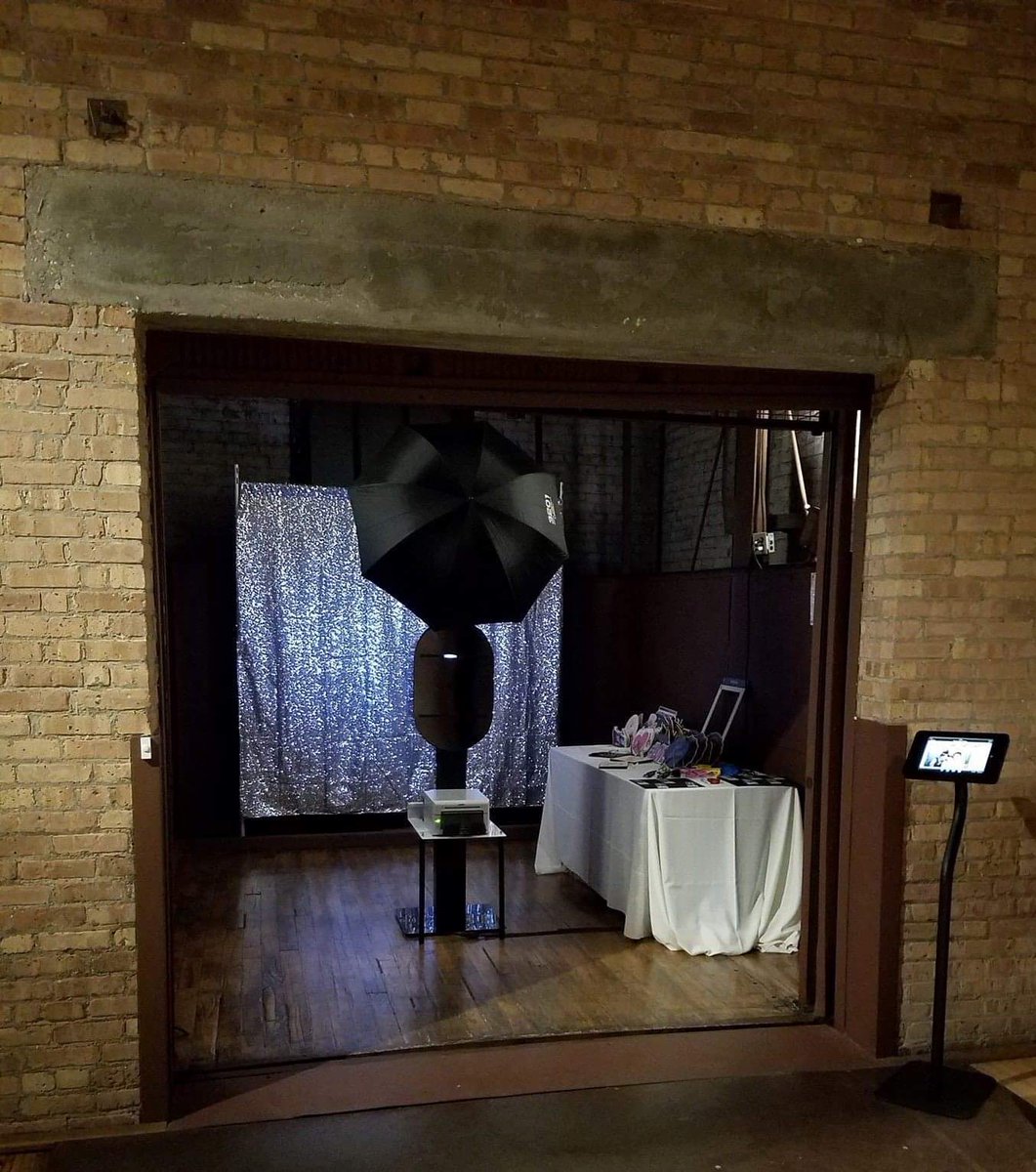 mkeventphoto's tweet image. All the hauntingly beautiful vibes in this throwback in an old freight elevator at the Bridgeport Art Center. Would you want to do a photoshoot here? 📸😍

#Photoshoot #Photography #HauntinglyBeautiful #Freight #Elevator #Beautiful #Lighting #Throwback #Art #Artsy #MKEventPhoto