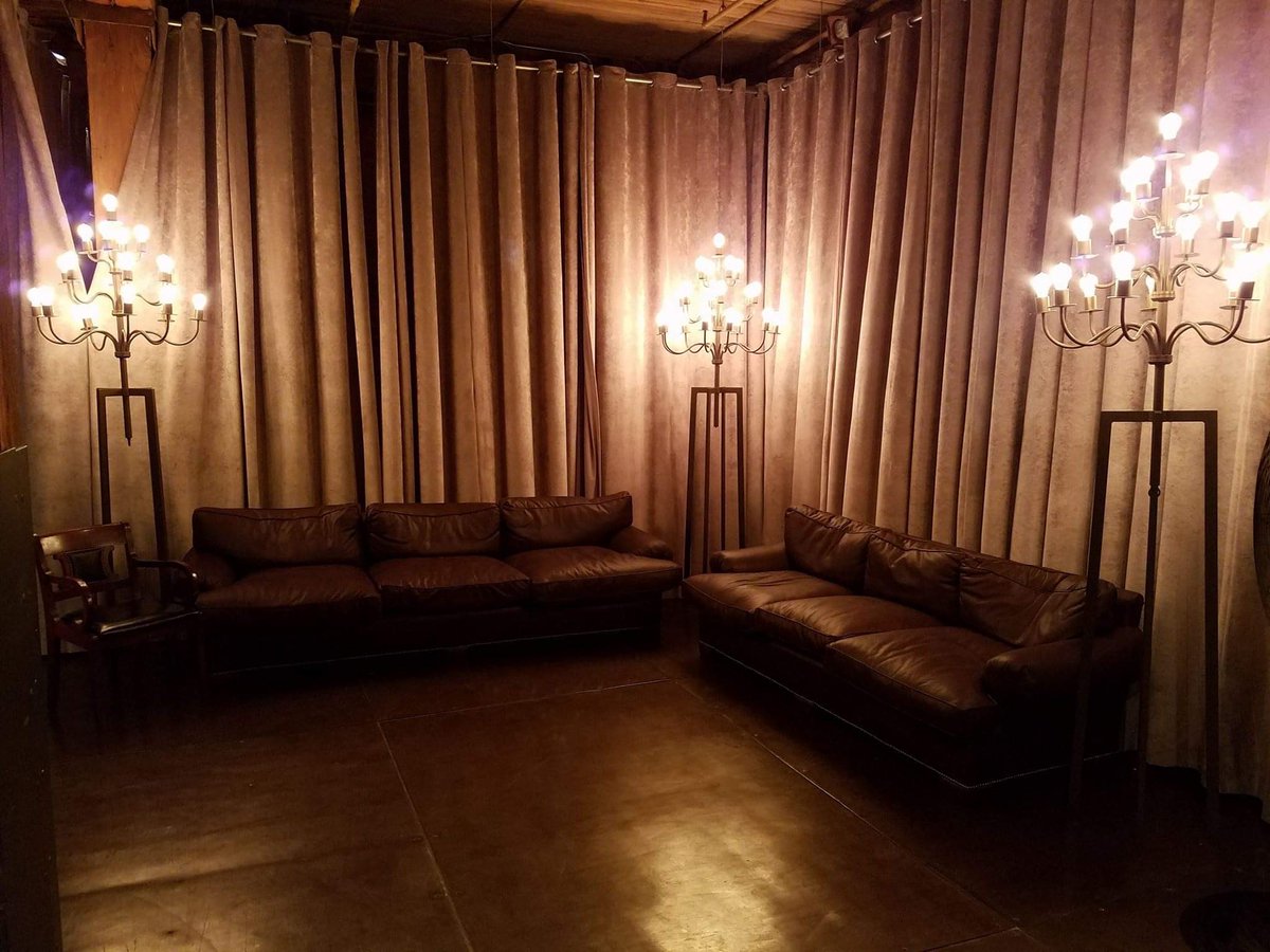 mkeventphoto's tweet image. All the hauntingly beautiful vibes in this throwback in an old freight elevator at the Bridgeport Art Center. Would you want to do a photoshoot here? 📸😍

#Photoshoot #Photography #HauntinglyBeautiful #Freight #Elevator #Beautiful #Lighting #Throwback #Art #Artsy #MKEventPhoto