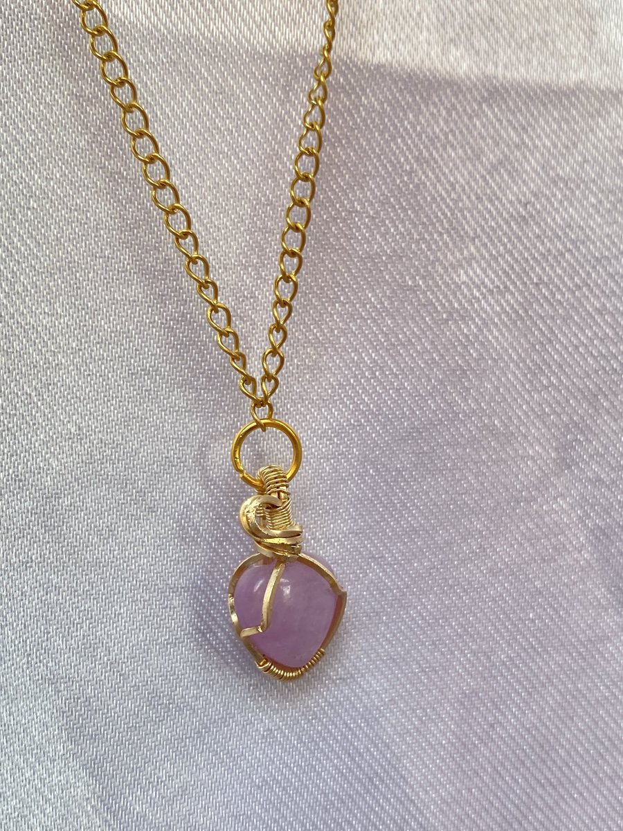 lmr_vrt's tweet photo. Got some new wire and tried a different wrap style 

These are my first two 

Rose quartz and Kunzite, in gold filled wire 

#kunzite #rosequartz #wirewrap https://t.co/oOx4UoztYX