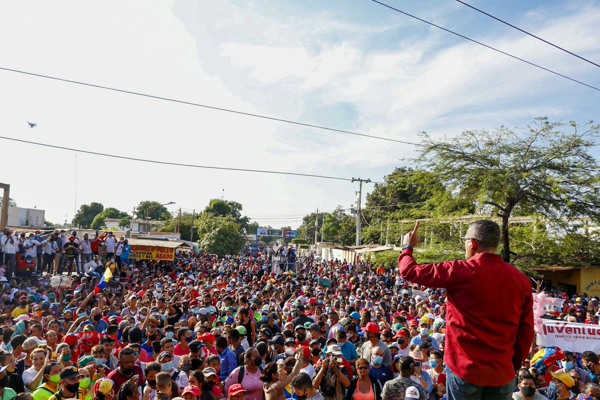 willy_casanova's tweet photo. La unidad revolucionaria la construimos, hombro a hombro, con las maracaiberas y maracaiberos que aman esta tierra. Cerramos una campaña que estuvo a la altura de la madurez política de nuestro pueblo. Consolidemos la fórmula perfecta este 8 de agosto ¡Unidos por la patria! https://t.co/xWd7oZmx4M