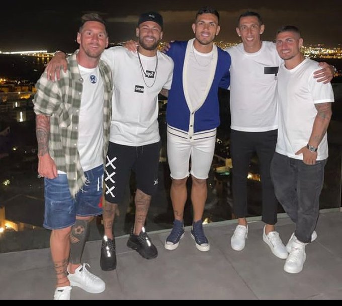 amdishefik's tweet photo. Donc Messi il part en vacances avec eux et il quitte le barça et ma meuf elle s'étonne que jla laisse pas partir avec ses copines https://t.co/2KbSBPD0Uf